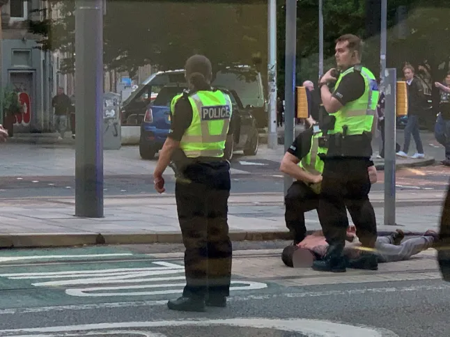 A nyílt utcán kezdett el embereket megtámadni egy fegyveres férfi Nagy-Britanniában A nyílt utcán kezdett el embereket megtámadni egy fegyveres férfi Nagy-Britanniában