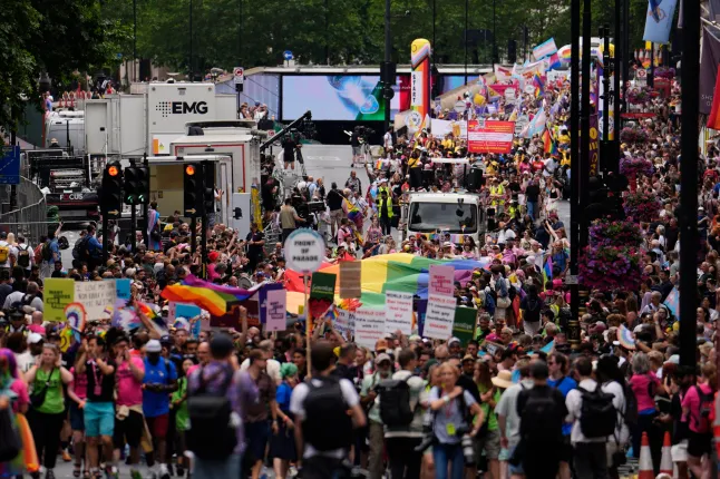Több tízezren vonultak London utcáin - ilyen volt a 2026-os Pride felvonulás