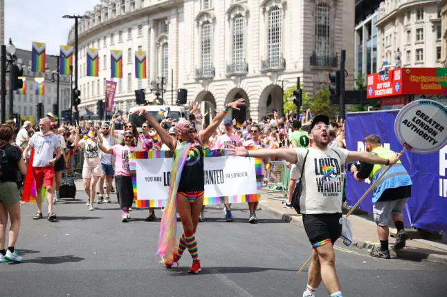Több tízezren vonultak London utcáin - ilyen volt a 2026-os Pride felvonulás