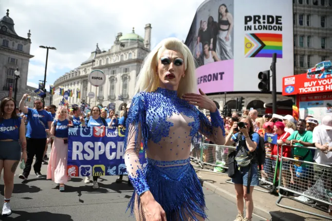Több tízezren vonultak London utcáin - ilyen volt a 2026-os Pride felvonulás