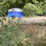 Egy anya talált emberi maradványokat egy bőröndben Angliában, egy férfit pedig fényes nappal késeltek halálra Londonban
