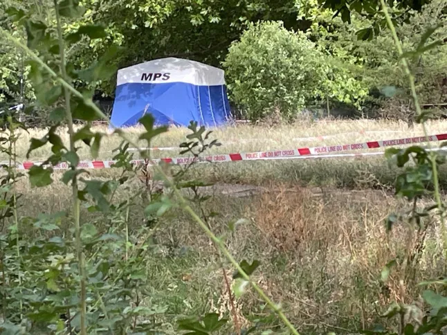 Egy anya talált emberi maradványokat egy bőröndben Angliában, egy férfit pedig fényes nappal késeltek halálra Londonban Egy anya talált emberi maradványokat egy bőröndben Angliában, egy férfit pedig fényes nappal késeltek halálra Londonban