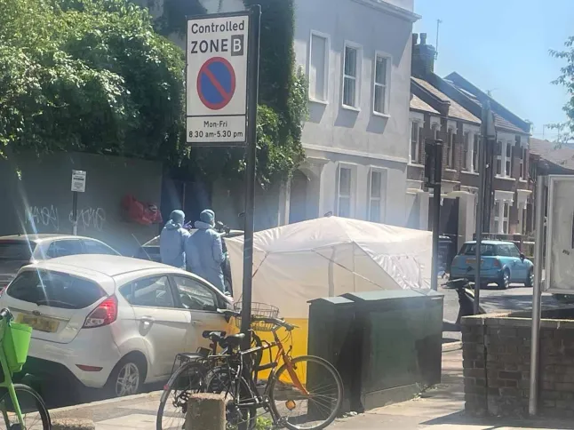 Lelőttek egy férfit a nyílt utcán Londonban: csak a barátnőjét akarta kirakni egy pub előtt Lelőttek egy férfit a nyílt utcán Londonban: csak a barátnőjét akarta kirakni egy pub előtt