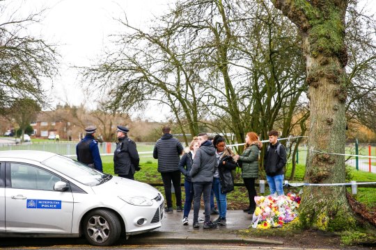 17 éves tinédzser lányt késeltek halálra Londonban a barátai szeme láttára 6