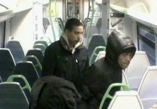 3 fiatal utasokat vert össze egy londoni vonaton, egy másik banda pedig egy 12 éves lányt zaklatott 2