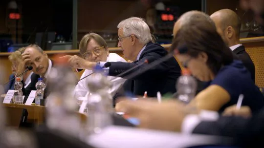 Szó szerint „szánalmasnak” és „őrültnek” nevezték Theresa May-t a Brexit tárgyalások EU-s vezetői 4