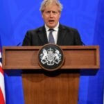 A brit miniszterelnök hivatalos bejelentése a korlátozások enyhülését illetően