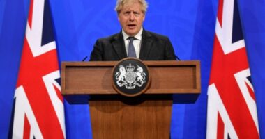 A brit miniszterelnök hivatalos bejelentése a korlátozások enyhülését illetően