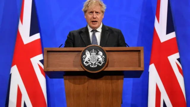 A brit miniszterelnök hivatalos bejelentése a korlátozások enyhülését illetően