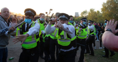 Eldurvult a lockdown ellenes tüntetés Londonban, nyolc rendőr sérült meg