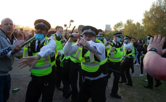 Eldurvult a lockdown ellenes tüntetés Londonban, nyolc rendőr sérült meg