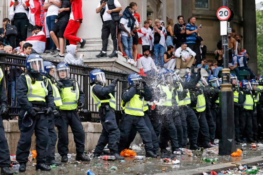 Hatalmas balhé az EB döntő előtt és után Londonban: 49 letartóztatott és 19 rendőr sérült meg 8