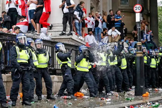 Hatalmas balhé az EB döntő előtt és után Londonban: 49 letartóztatott és 19 rendőr sérült meg