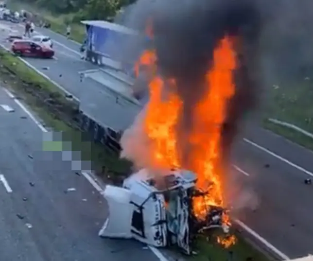Hatalmas tömegkarambol Angliában az A1-esen: többen meghaltak 3