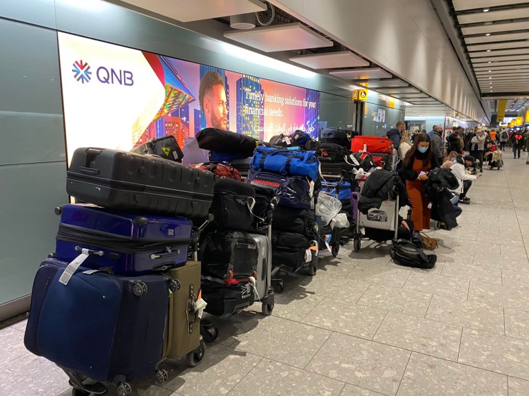 Káosz London legnagyobb repülőterén: utasok százait küldték haza a csomagjaik nélkül 3