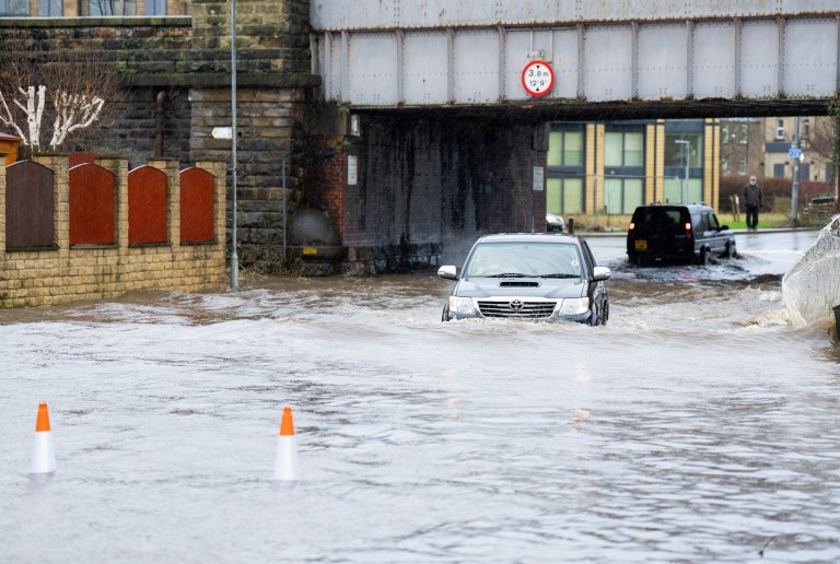 Hatalmas áradások és árvízveszélyre vonatkozó figyelmeztetések vannak Nagy-Britannia több száz pontján 8