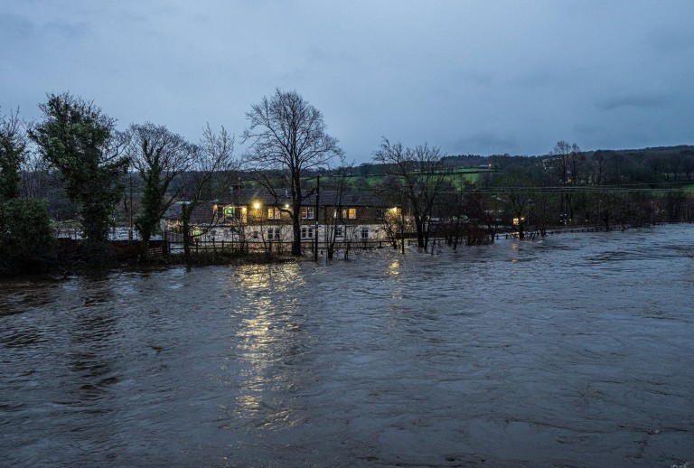 Hatalmas áradások és árvízveszélyre vonatkozó figyelmeztetések vannak Nagy-Britannia több száz pontján 3