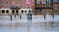 Hatalmas áradások és árvízveszélyre vonatkozó figyelmeztetések vannak Nagy-Britannia több száz pontján 2