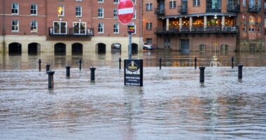 Hatalmas áradások és árvízveszélyre vonatkozó figyelmeztetések vannak Nagy-Britannia több száz pontján