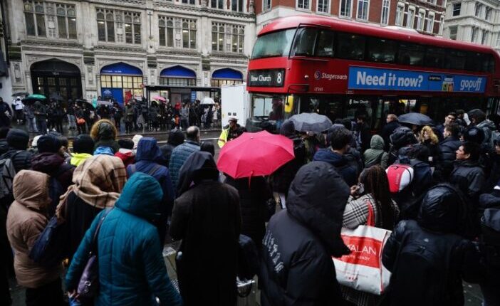 Teljes a közlekedési káosz Londonban: szinte teljesen leállt az egész metróhálózat a sztrájk miatt 13