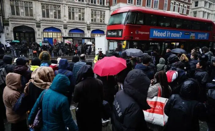 Teljes a közlekedési káosz Londonban: szinte teljesen leállt az egész metróhálózat a sztrájk miatt