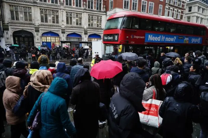 Teljes a közlekedési káosz Londonban: szinte teljesen leállt az egész metróhálózat a sztrájk miatt