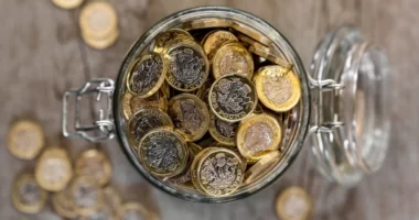 Hatalmas zuhanásban a font árfolyama, 50 éve nem volt ilyen, viszont közben újabb adócsökkentések jöhetnek Nagy-Britanniában