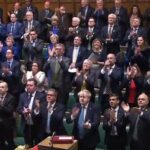 Állva tapsolt az egész brit parlament az ukrán nagykövetnek, a kormány pedig 20 000 000 GBP-ot ajánlott fel az ukrán háború károsultjainak