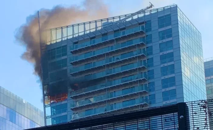 Hatalmas tűz ütött ki London belvárosában az egyik toronyházban 1