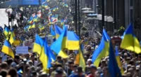 Hatalmas tömeg gyűlt össze London belvárosában szolidaritást tanúsítva Ukrajnával 2