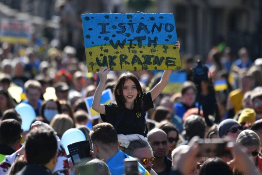 Hatalmas tömeg gyűlt össze London belvárosában szolidaritást tanúsítva Ukrajnával 5
