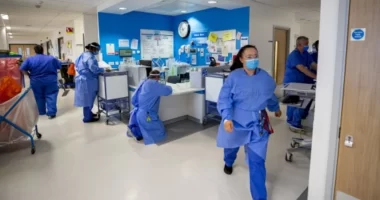 Több mint 1 000 000 NHS alkalmazott kap legalább 1400 GBP fizetésemelést