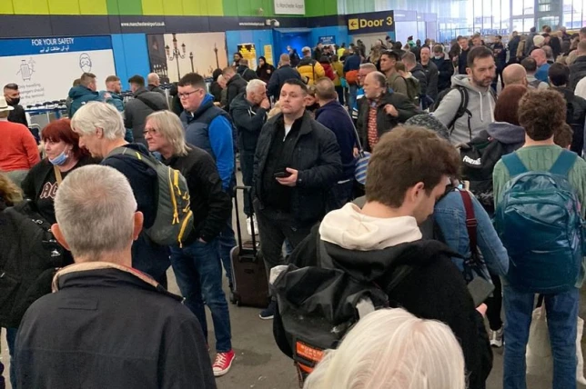 Fokozódik a káosz a brit reptereken: már több mint 1000 járatot töröltek, és a rendőrség segítségét is kérik 6