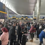 Fokozódik a káosz a brit reptereken: már több mint 1000 járatot töröltek, és a rendőrség segítségét is kérik