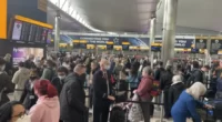 Fokozódik a káosz a brit reptereken: már több mint 1000 járatot töröltek, és a rendőrség segítségét is kérik 2