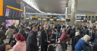 Fokozódik a káosz a brit reptereken: már több mint 1000 járatot töröltek, és a rendőrség segítségét is kérik