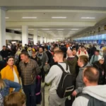 Húsvéti káosz, a parkolóig kígyózott a sor az angliai reptéren