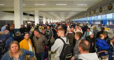 Húsvéti káosz, a parkolóig kígyózott a sor az angliai reptéren