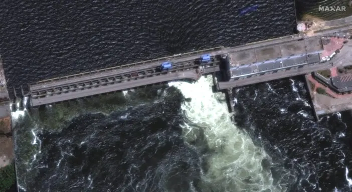 Katasztrófaveszély Ukrajnában, miután hajnalban felrobbantottak egy hatalmas gátat Európa legnagyobb atomerőművének közelében – az egész környéket evakuálják 9