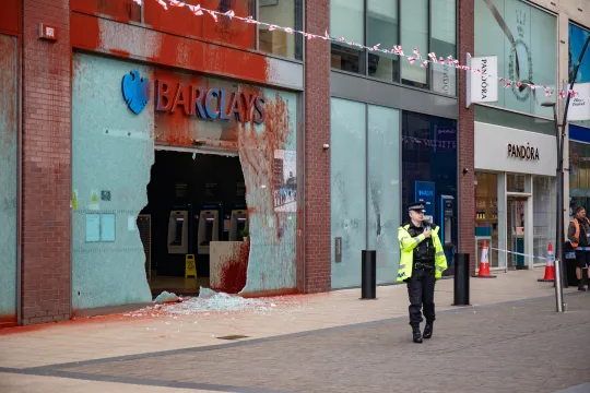 Összehangolt támadás történt a Barclays bank bankfiókjai ellen egész Nagy-Britanniában 4