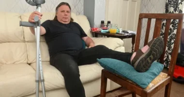 Egy törött lábú férfivel közölték, hogy „alkalmas a munkára” és menjen el dolgozni, miután megpróbált támogatást igényelni Nagy-Britanniában