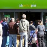 Több millió alacsony fizetésű ember jár jövőre több, mint £200-tal rosszabbul Nagy-Britanniában