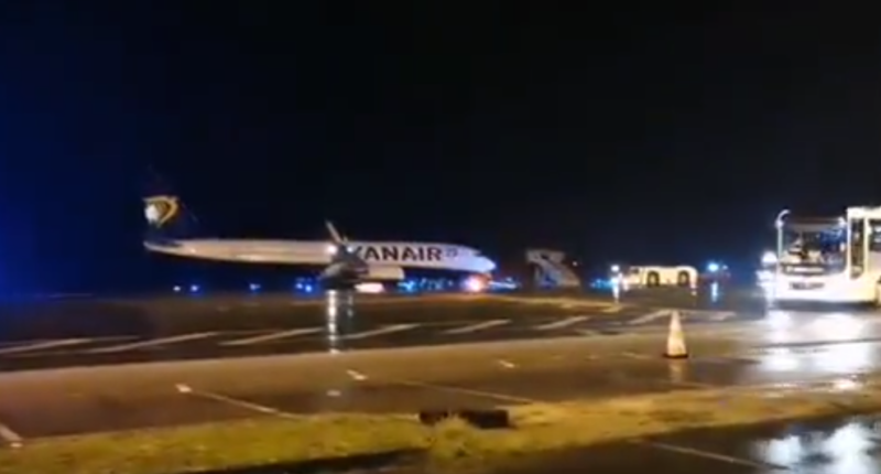 Kényszerleszállást hajtott végre a Ryanair egyik Angliai járata, miután „tűz ütött ki a gépen” 1