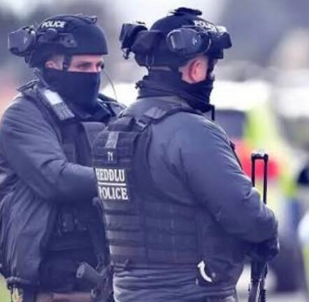 A rendőrök nyitottak tüzet egy 21 éves férfire Nagy-Britanniában - számszeríjjal fenyegetőzött