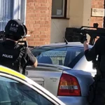 A rendőrök lőttek le egy férfit, miután megkéselt egy nőt Angliában, Lutonban