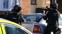 A rendőrök lőttek le egy férfit, miután megkéselt egy nőt Angliában, Lutonban