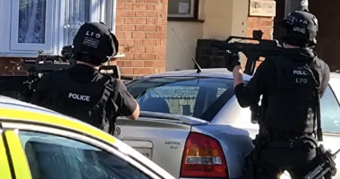A rendőrök lőttek le egy férfit, miután megkéselt egy nőt Angliában, Lutonban