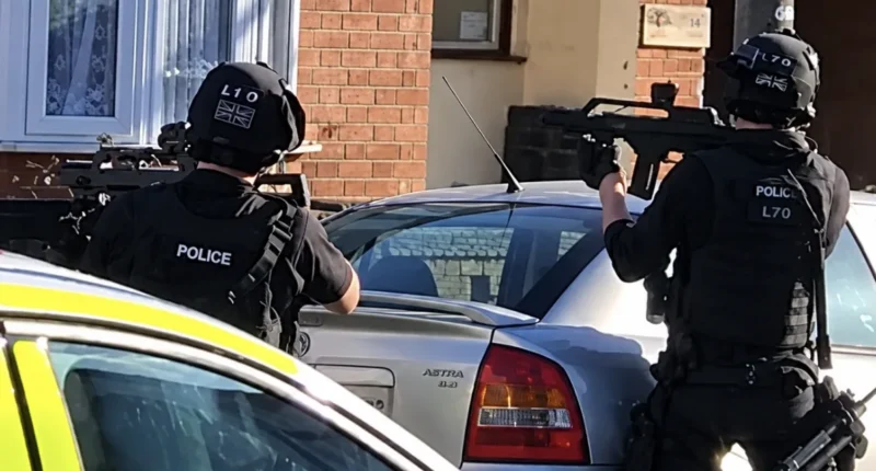 A rendőrök lőttek le egy férfit, miután megkéselt egy nőt Angliában, Lutonban