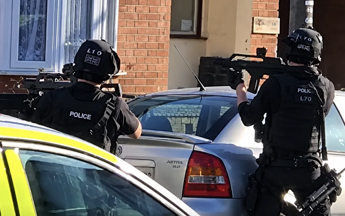 A rendőrök lőttek le egy férfit, miután megkéselt egy nőt Angliában, Lutonban A rendőrök lőttek le egy férfit, miután megkéselt egy nőt Angliában, Lutonban