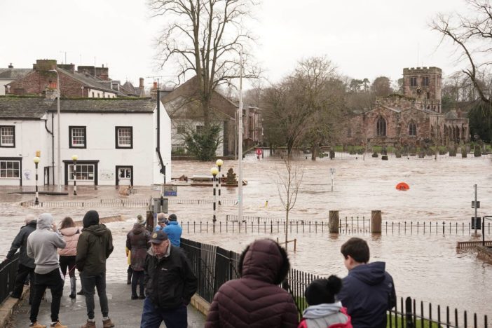 Már halálos áldozata is van a Ciara viharnak Nagy-Britanniában: áradások mindenfelé és egy épület is összedőlt 7